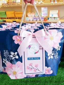 เซ็ตของรับไหว้ผู้ใหญ่ ผ้าเช็ดตัวนาโนลายหมีขนาด 70x140 cm ในถุงหูหิ้วสีน้ำเงินพร้อมผูกโบว์