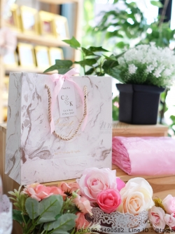 ของรับไหว้ผ้าแพร ในถุงหูหิ้วผูกโบว์ พร้อมป้ายชื่อ ของรับไหว้ผู้ใหญ่ความหมายดี