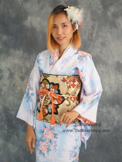 ชุดแฟนซีผู้หญิงสำหรับเช่า Kimono Costume เช่าชุดกิโมโนหญิง เช่าชุดกิโมโนกรุงเทพ เช่าชุดญี่ปุ่นหญิง ชุดญี่ปุ่นโบราณ ชุดเช่ากิโมโนผู้หญิงสีฟ้าลายดอกไม้สีโอรสและม่วง