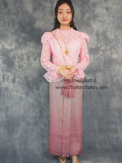 ชุดไทยอุ่นไอรัก ชุดไทยย้อนยุค ชุดไทยประยุกต์ ชุดไทยเพื่อนเจ้าสาว ชุดไทยเสื้อลูกไม้แขนพองระบายสีชมพูหวานเข้าคู่กับผ้าถุงลายไทยไล่เฉดสี