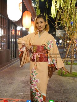 ชุดแฟนซีผู้หญิงสำหรับเช่า Kimono Costume เช่าชุดกิโมโนผู้หญิง เช่าชุดกิโมโนกรุงเทพ เช่าชุดญี่ปุ่นหญิง ชุดญี่ปุ่นโบราณ ชุดเช่ากิโมโนผู้หญิงสีโอรสลายดอกไม้แถบแดงโอบิสำเร็จรูป