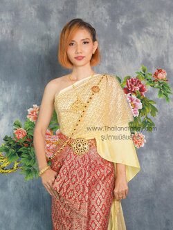ชุดไทยอุ่นไอรัก ชุดไทยย้อนยุค ชุดไทยจักรี ชุดไทยร่วมสมัย ชุดไทยประยุกต์ ชุดไทยเจ้าสาวสไบกากเพ็ชรลายไทยเข้าคู่กับผ้าถุงสีแดงลายไทยดิ้นทอง