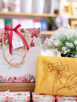 ของรับไหว้ผ้าเช็ดผมในถุงหูหิ้วผูกโบว์ พร้อมป้ายชื่อ ของรับไหว้ผู้ใหญ่ ราคาไม่เกิน 60 บาท ของรับไหว้ผ้านาโน