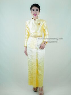 ชุดไทยอุ่นไอรัก เช่าชุดไทยพระราชนิยม ชุดไทยร่วมสมัย ชุดไทยบรมพิมาน ชุดไทยพระราชพิธี ชุดเช่าบรมพิมานเสื้อแขนยาวสีเหลืองกับผ้าถุงไล่เฉดสีเหลือง
