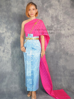 ชุดไทยสมัยสุโขทัย ชุดไทยร่วมสมัย ชุดไทยประยุกต์ ชุดไทยออเจ้า ชุดไทยแม่การะเกดสไบทอลายสีชมพูบานเย็นเข้าคู่กับผ้าถุงลายไทยสีฟ้า