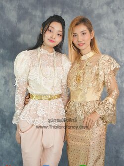 ชุดไทยย้อนยุค ชุดไทยร่วมสมัย ชุดไทยประยุกต์ ชุดไทยรัขกาลที่5 ชุดไทยแขนพองยาว ชุดไทยเสื้อลูกไม้แขนพองสวมโจงกระเบนสีโรสโกลด์