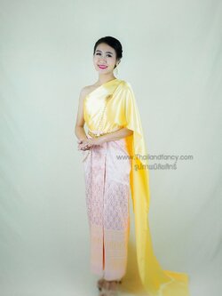 ชุดไทยเพื่อนเจ้าสาว ชุดแม่การะเกด ชุดไทยสมัยสุโขทัย ชุดไทยอุ่นไอรัก ชุดไทยร่วมสมัย ชุดไทยห่มสไบออเจ้า ชุดไทยสไบสีเหลืองกับผ้าถุงยกหน้านางตัดสำเร็จสีชมพูลายไทย