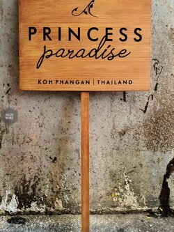 ป้ายถือต้อนรับลูกค้าของโรงแรม