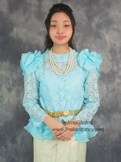 ชุดไทยอุ่นไอรัก ชุดไทยย้อนยุค ชุดไทยประยุกต์ ชุดไทยเพื่อนเจ้าสาว ชุดไทยเสื้อลูกไม้ ชุดไทยเสื้อลูกไม้แขนพองสีฟ้าเข้าคู่กับผ้าถุงลายไทยสีเงินลายทอง
