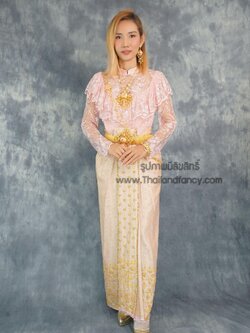 ชุดไทยย้อนยุค ชุดไทยร่วมสมัย ชุดไทยประยุกต์ ชุดไทยรัขกาลที่5 ชุดไทยเสื้อลูกไม้สีชมพูจับคู่ผ้าถุงสำเร็จผ้าไหมลายไทยสีโอรส