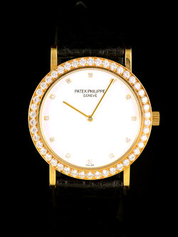 Patek Philippe Calatrava Ref.5006 หน้าปัดสีขาว หลักชั่วโมงเพรชเล็กแท้ ขอบเพชรแท้ ตัวเรือนทองคำ18K สายหนังแท้ หัวเข็มขัดแท้ ไขลาน ขนาด 33.5 mm