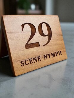 ป้ายไม้สักตั้งโต๊ะ แบบคว่ำ