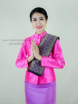 ชุดไทยอุ่นไอรัก ชุดไทยจิตรลดา ชุดไทยสายการบิน ชุดไทยประยุกต์ ชุดไทยต้อนรับ ชุดไทยแอร์โฮสเตส ชุดไทยจิตรลดาสีชมพูบานเย็น เสื้อกระดุมหน้าเข้าคู่กับผ้าถุงสีม่วงลายไทย