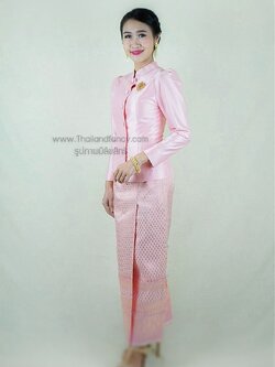 ชุดไทยอุ่นไอรัก ชุดไทยจิตรลดา ชุดไทยโบราณ ชุดไทยประยุกต์ ชุดไทยร่วมสมัย ชุดไทยจิตรลดาสีชมพูเสื้อกระดุมหน้าเข้าคู่กับผ้าถุงลายไทย