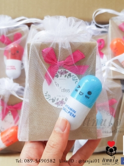 ของชำร่วยเซ็ตคู่ ปากกาแคปซูล และสมุดโน๊ตถนอมสายตา พร้อมติดสติ๊กเกอร์ป้ายชื่อ เเละโบว์ในถุงไหมแก้ว