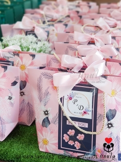 เซ็ตของรับไหว้ผู้ใหญ่ ผ้าเช็ดตัวนาโนลายหมีขนาด 70x140 cm ในถุงหูหิ้วสีชมพูพร้อมผูกโบว์