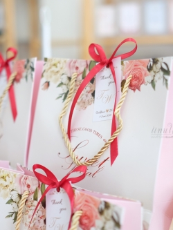 ของรับไหว้ผ้าเช็ดผมในถุงหูหิ้วผูกโบว์ พร้อมป้ายชื่อ ของรับไหว้ผู้ใหญ่ ราคาเริ่มต้น 50 บาท ของรับไหว้ผ้านาโน