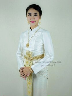 ชุดไทยอุ่นไอรัก ชุดไทยจิตรลดา ชุดไทยร่วมสมัย เช่าชุดไทยบรมพิมาน ชุดไทยพระราชนิยม ชุดไทยพระราชพิธี ชุดไทยเจ้าสาวเสื้อแขนยาวสีครีมงาช้างกับผ้าถุงปักหน้านาง